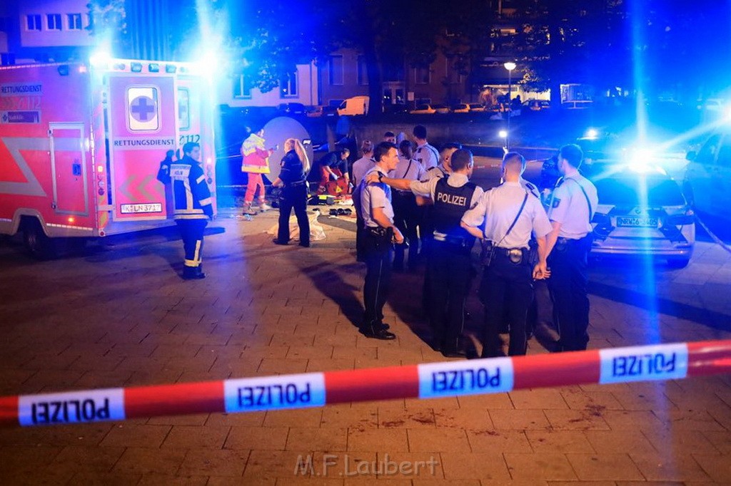 Einsatz BF Messerstecherei Koeln Neustadt Nord Eberplatz Platzmitte P003.jpg